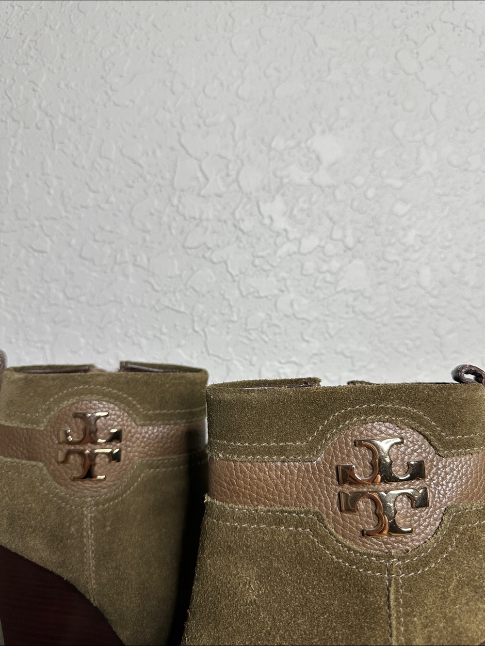 Tory Burch olive green suede wood wedge ankle boot with gold TT accent. Size 8.5 - Picture 3 of 15